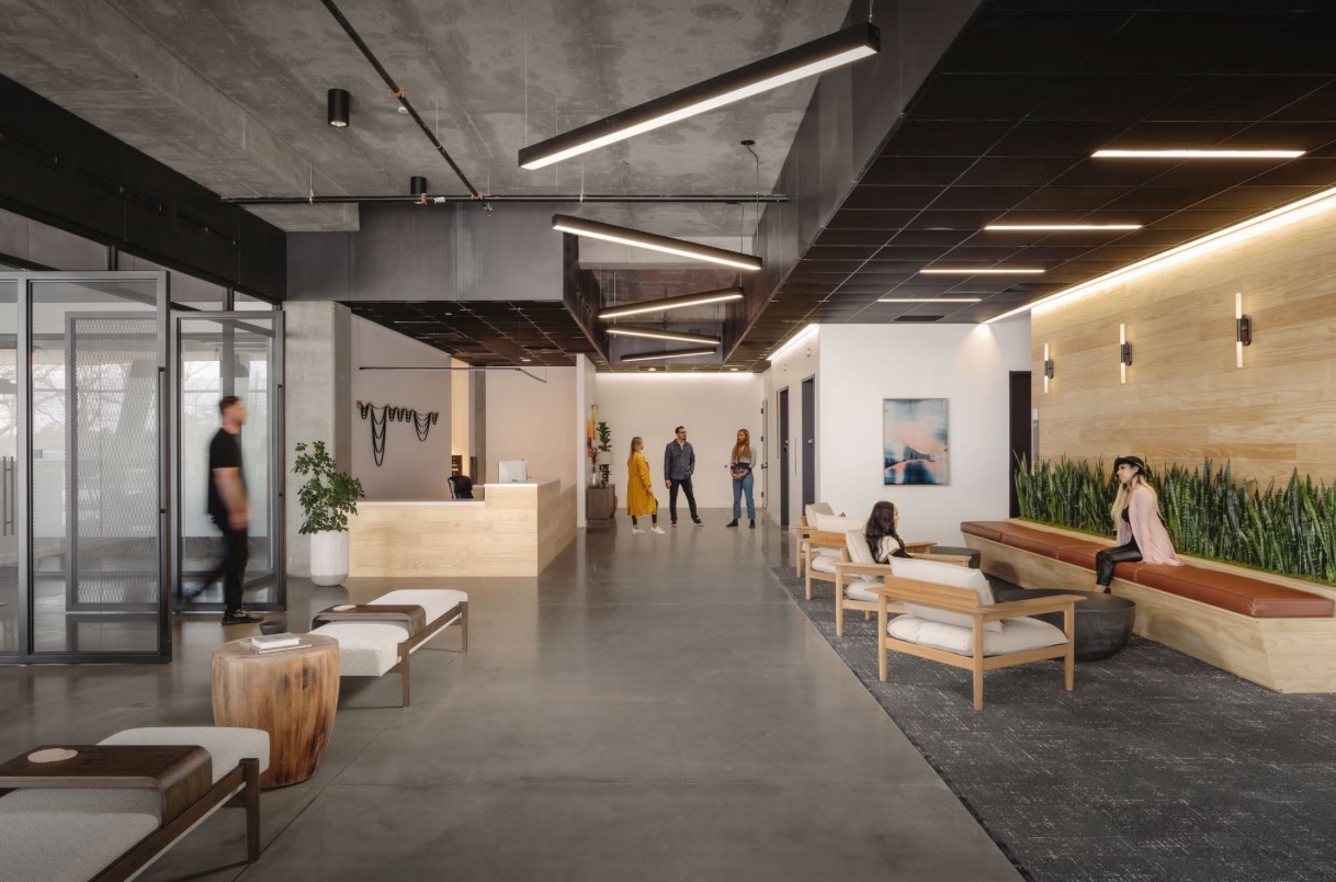 Lobby con recepción y muro de madera